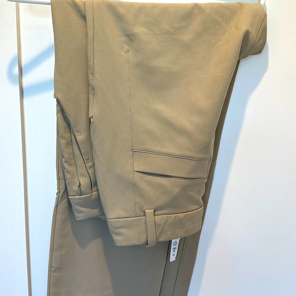 Lululemon men’s tech pants - size 32 excellent condition, tan